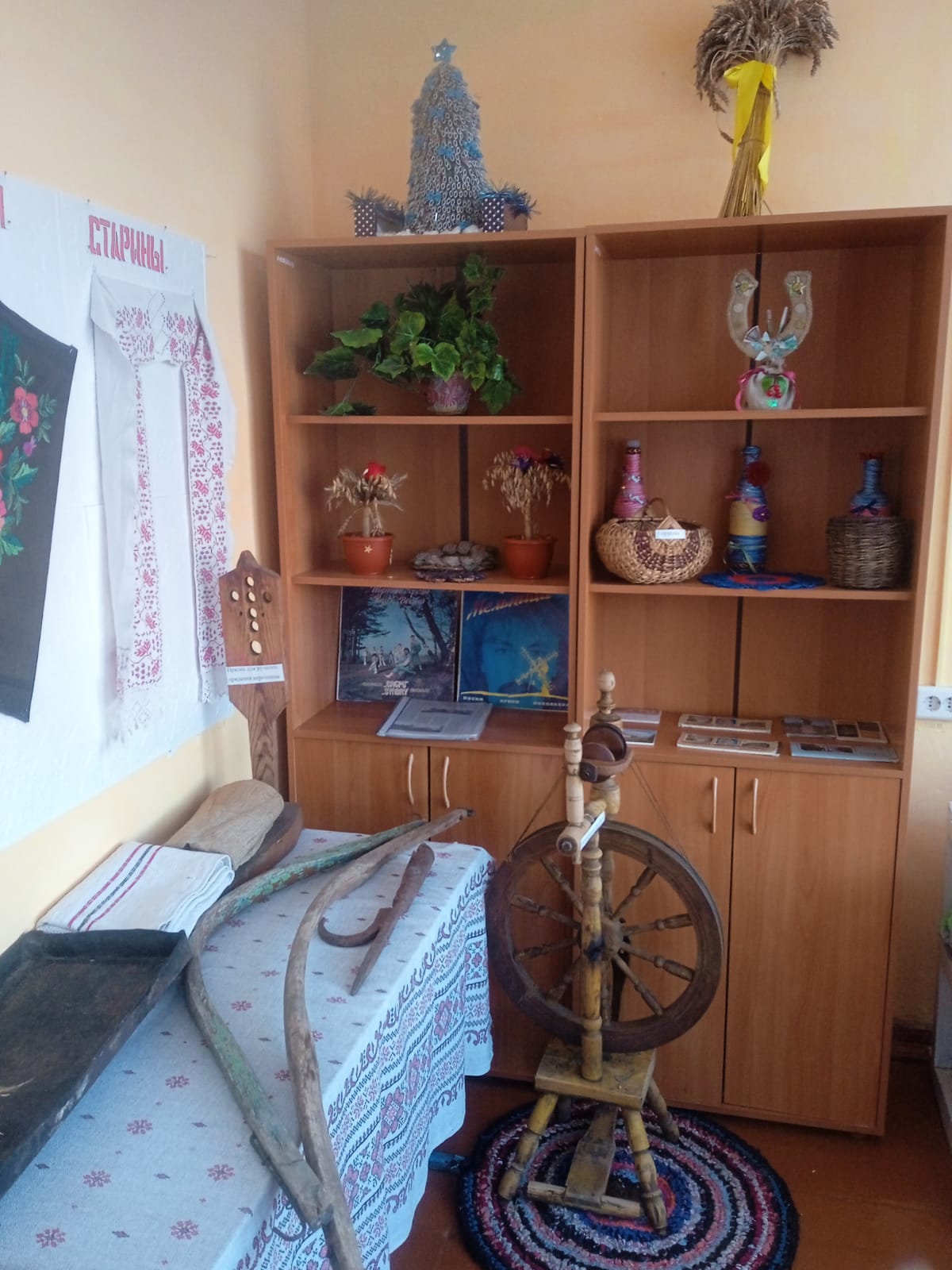 Коромысло — деревянное приспособление в виде длинной палки или дуги для ручного ношения двух вёдер с водой или других грузов.  Обычное русское коромысло — плоский, дугообразно изогнутый деревянный шест с выемками или крючками на концах. За выемки (крючки).